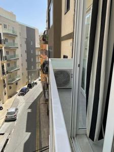 balkon z widokiem na ulicę w obiekcie Mensija w mieście St. Julian’s