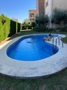 een klein meisje in een zwembad bij La azotea in Cambrils