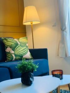 a living room with a blue couch and a table at L'escale Béthunoise - Maison duplex, hyper-centre in Béthune