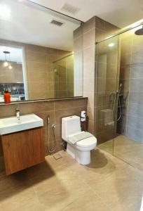 La salle de bains est pourvue de toilettes, d'un lavabo et d'une douche. dans l'établissement A2704 Grand Medini Studio 100mbps Netflix By STAY, à Nusajaya