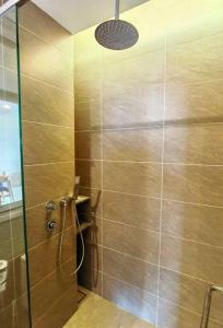 La salle de bains est pourvue d'une douche avec une porte en verre. dans l'établissement A2704 Grand Medini Studio 100mbps Netflix By STAY, à Nusajaya
