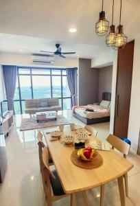 comedor con mesa y dormitorio en A2704 Grand Medini Studio 100mbps Netflix By STAY, en Nusajaya