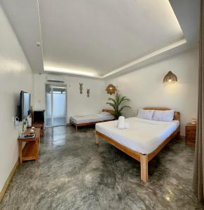 莫阿爾博阿的住宿－Treeshade Resort & Spa Moalboal，一间卧室配有一张大床和电视