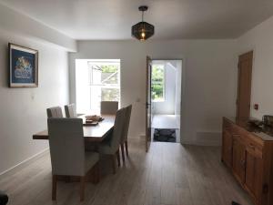 comedor con mesa, sillas y ventana en Perfect Apartment in ideal location, en Ennistymon