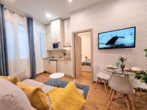 TV a/nebo společenská místnost v ubytování APARTAMENTOS SAN ANDRES