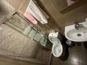 een badkamer met wastafel en toilet bij House in Malaga in Málaga +11 foto's