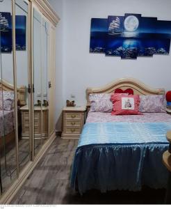 een slaapkamer met een bed met rode kussens erop bij House in Malaga in Málaga