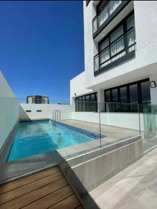 een gebouw met een zwembad voor een gebouw bij The Love Nest Hosted by Jose & Teresa in Kaapstad