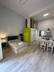 ein großes Schlafzimmer mit einem Bett und einer Küche in der Unterkunft Apartamentos Redondela in Madrid
