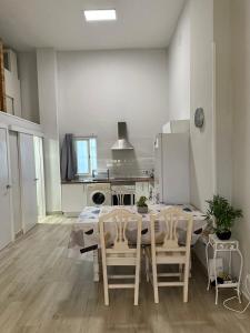 a kitchen and dining room with a table and chairs at Apartamentos Redondela in Madrid