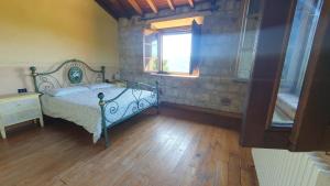 une chambre avec un lit et une fenêtre dans l'établissement La Bandita Cottage, à San Venanzo 36 autres photos