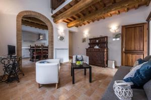 ein Wohnzimmer mit einem Sofa und einem Tisch in der Unterkunft Villa Le Ripe Apartments in Gambassi Terme