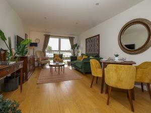 Posezení v ubytování Pass the Keys Stylish comfortable apartment in central Kingston