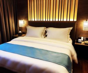 เตียงในห้องที่ The Aurora Subic Hotel Managed By HII