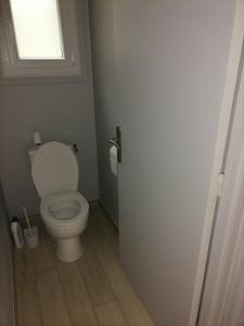 Guéméné-PenfaoにあるMaison à la campagne "Douces chèvres"のトイレと窓のあるバスルーム