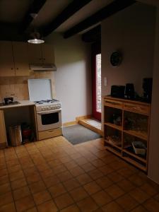 Guéméné-PenfaoにあるMaison à la campagne "Douces chèvres"のコンロとカウンタートップのあるキッチン