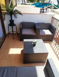 d'une terrasse avec un canapé et une table sur un balcon. dans l'établissement Coqueto apartamento a un minuto de Cala Blanca, à Cala Blanca