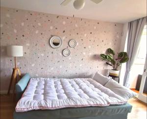 - une chambre avec un lit et un mur avec des points de polka dans l'établissement Coqueto apartamento a un minuto de Cala Blanca, à Cala Blanca