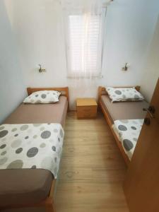 Postel nebo postele na pokoji v ubytování Apartments Miramaris