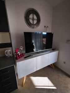 TV a/nebo společenská místnost v ubytování Apartments Miramaris
