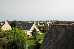 een luchtzicht op een woonwijk met huizen bij Maison neuve au centre-ville proche de l'aéroport in Guipavas