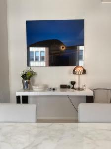 um quarto com uma mesa com um candeeiro em Luxury City Seafront Apartment with Balcony em Helsinque