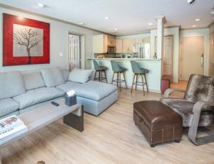 a living room with a couch and a kitchen at Gateway Plaza R4 Condo in Vail