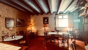 un restaurante con mesas y sillas en una habitación en La Fonda de Xiva, en Chiva de Morella