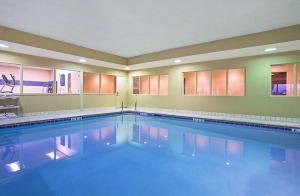 una gran piscina en una habitación de hotel en Hampton Inn Dry Ridge, en Dry Ridge