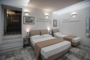 - une chambre avec 2 lits et un escalier dans l'établissement Cartoline di Napoli, à Naples
