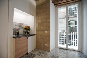une cuisine avec un comptoir et une fenêtre dans l'établissement Cartoline di Napoli, à Naples