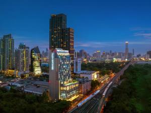 un perfil urbano por la noche con rascacielos en Mercure Bangkok Makkasan, en Bangkok