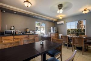 Restoran atau tempat lain untuk makan di Rodeway Inn near Coachella