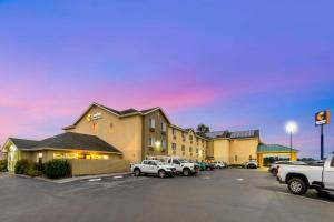 een hotel met auto's geparkeerd op een parkeerplaats bij Comfort Inn & Suites Redwood Country in Fortuna