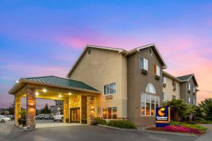 una representación de un hotel con aparcamiento en Comfort Inn & Suites Redwood Country, en Fortuna