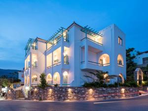 una casa blanca con luces delante en Paradise Design Apartments, en Batsi