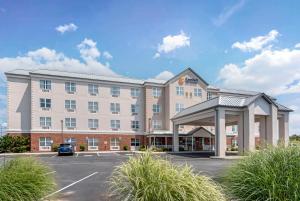 rendering hotelu z parkingiem w obiekcie Comfort Inn & Suites w mieście Dover