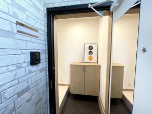 einen Flur mit einer Tür, die in ein Zimmer führt in der Unterkunft Ferio Kita-ikebukuro Apartment 103 in Tokio
