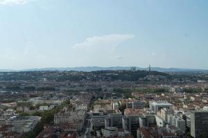 une vue aérienne sur une ville avec des bâtiments dans l'établissement Radisson Blu Hotel, Lyon, à Lyon