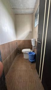 uma casa de banho com um WC e um balde em Fulgulab Lawns and Home Stay em Junnar