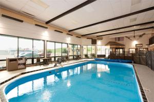 una gran piscina en una habitación de hotel en Quality Inn, en Havre