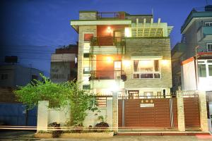 una casa con una puerta de madera delante de ella en Green Hill Apartment Kathmandu en Katmandú