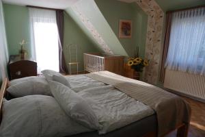 ein Schlafzimmer mit einem großen Bett und einem Fenster in der Unterkunft Ferienwohnungen Bauernhof Beckmann in Winsen