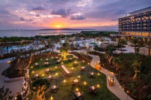 una vista aérea de un complejo al atardecer en Hilton Okinawa Miyako Island Resort en Isla Miyako