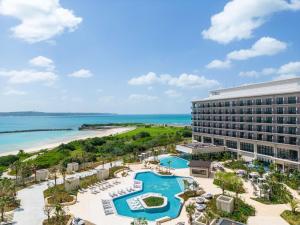 宮古島にあるヒルトン沖縄宮古島リゾートのリゾートとビーチの空中の景色を望めます。