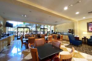 un ristorante con sala da pranzo con tavoli e sedie di Wyndham Garden Newark Fremont Silicon Valley a Newark