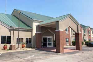 a building with a parking lot in front of it at AmericInn by Wyndham Grinnell in Grinnell