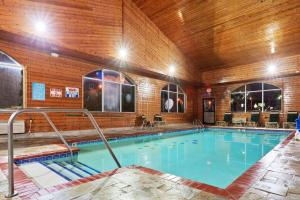 - une grande piscine dans un bâtiment dans l'établissement AmericInn by Wyndham Grinnell, à Grinnell