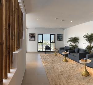 een woonkamer met banken en een tapijt bij Boulevard Hotel Oman in Seeb