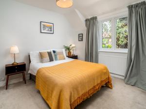 Un dormitorio con una cama grande y una ventana en Pass the Keys Cosy 3 Bed Cottage in Chorleywood, en Chorleywood